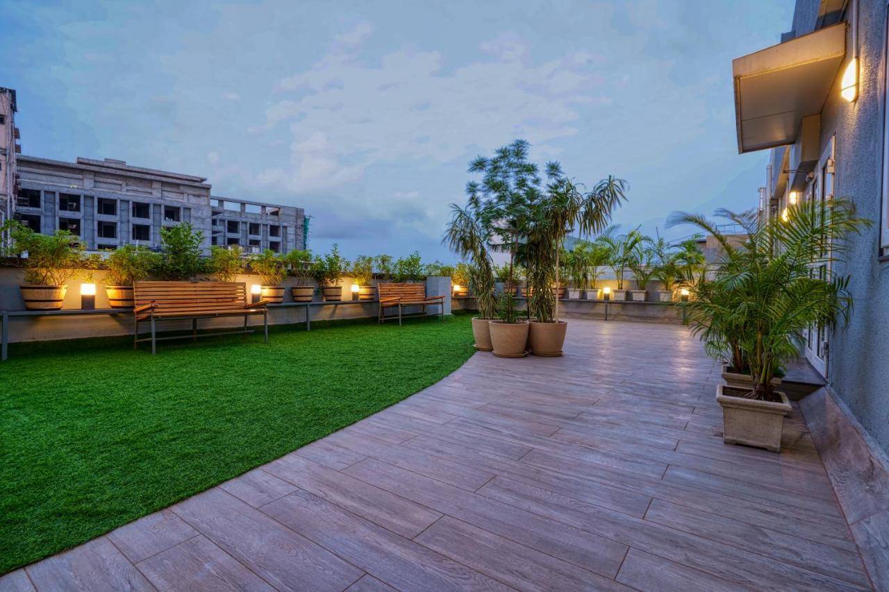Hotel Sifat International Surat Exterior photo