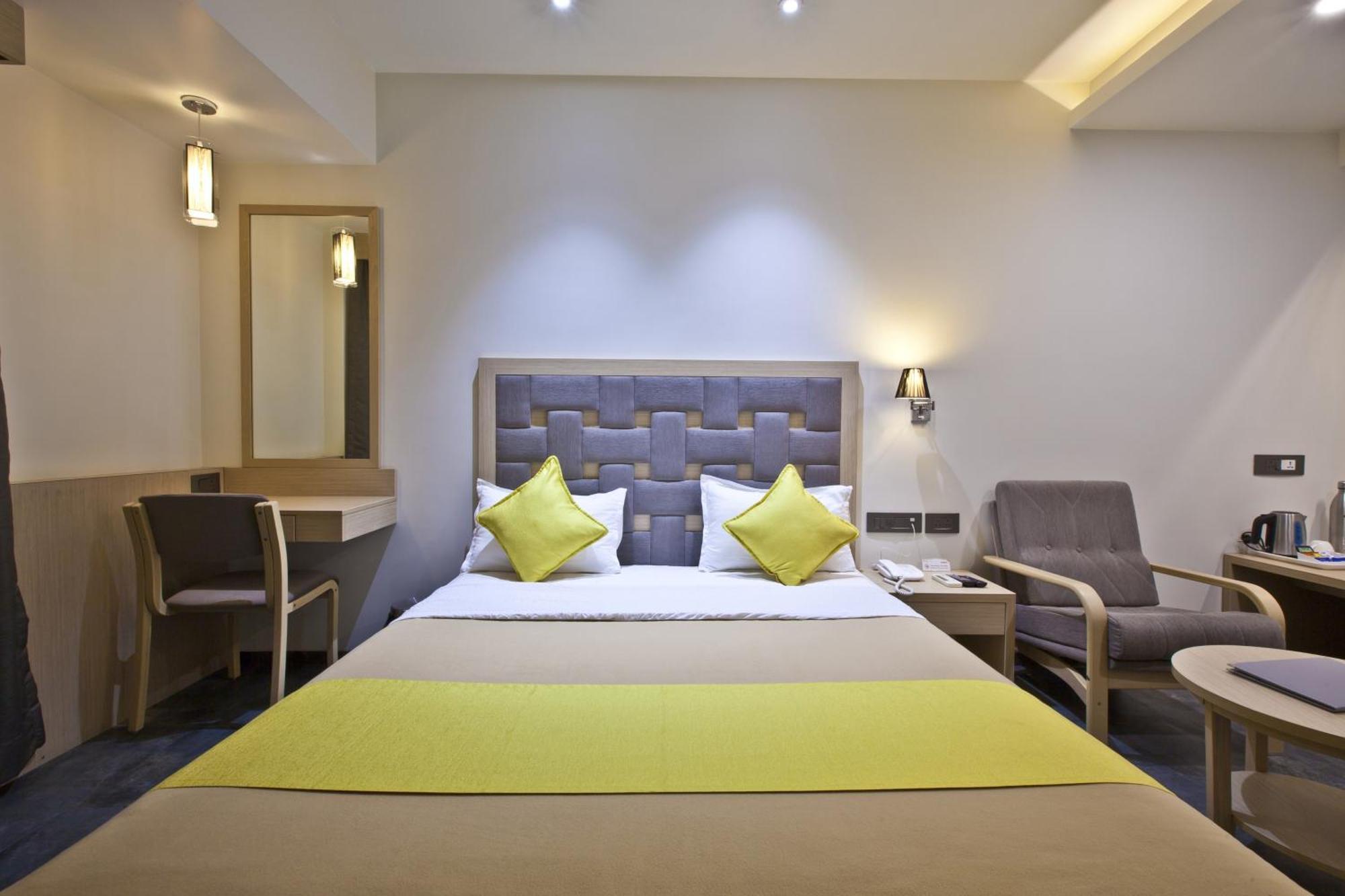 Hotel Sifat International Surat Exterior photo